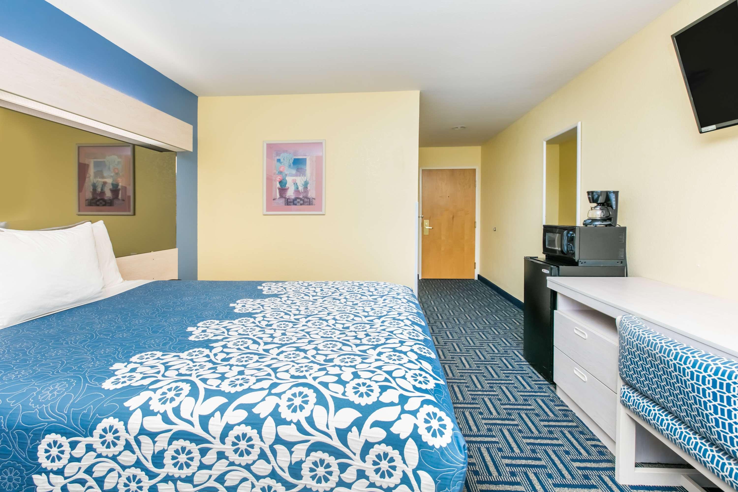 Days Inn Pryor Creek Buitenkant foto