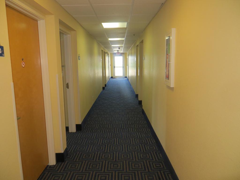 Days Inn Pryor Creek Buitenkant foto